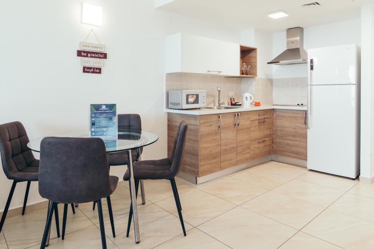 Almog Beach Apartments מגדלי חוף הכרמל חיפה Esterno foto