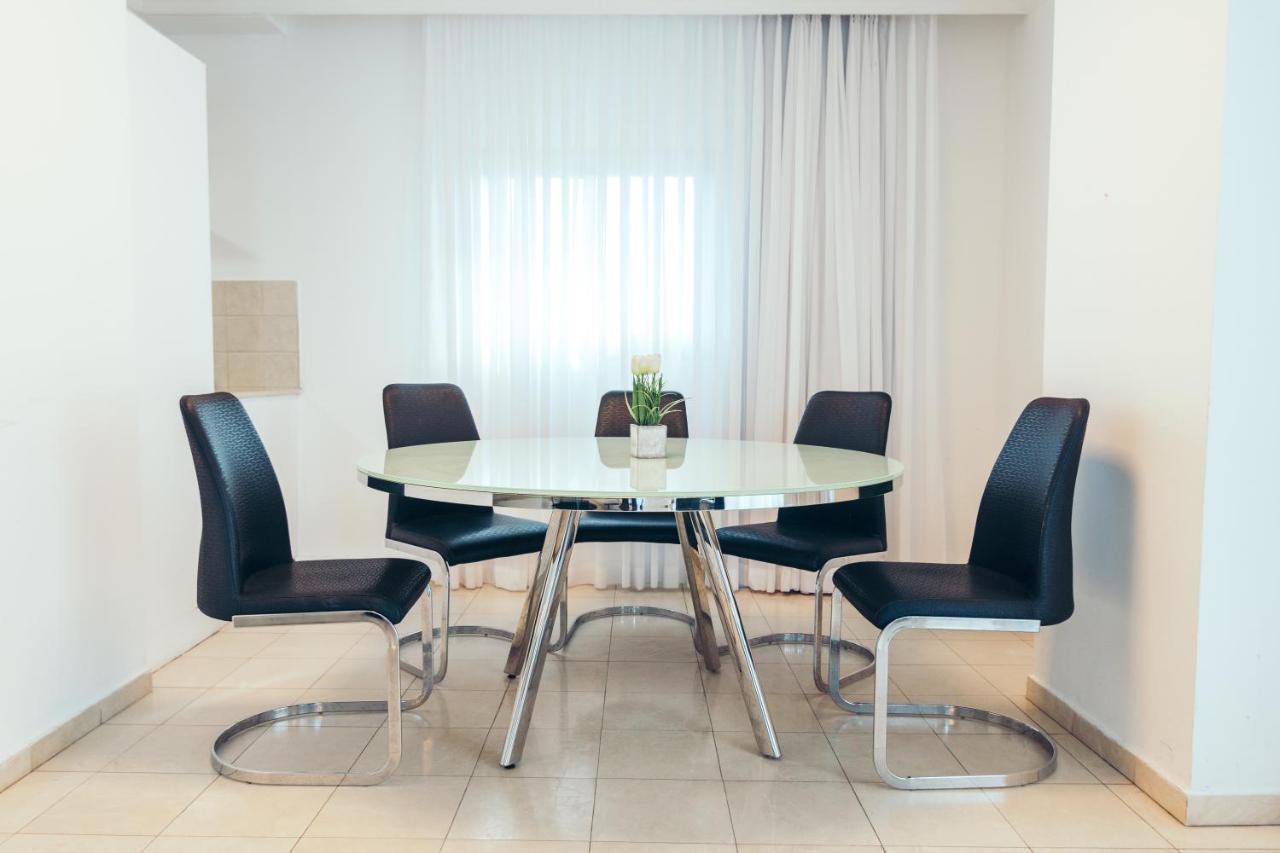 Almog Beach Apartments מגדלי חוף הכרמל חיפה Esterno foto