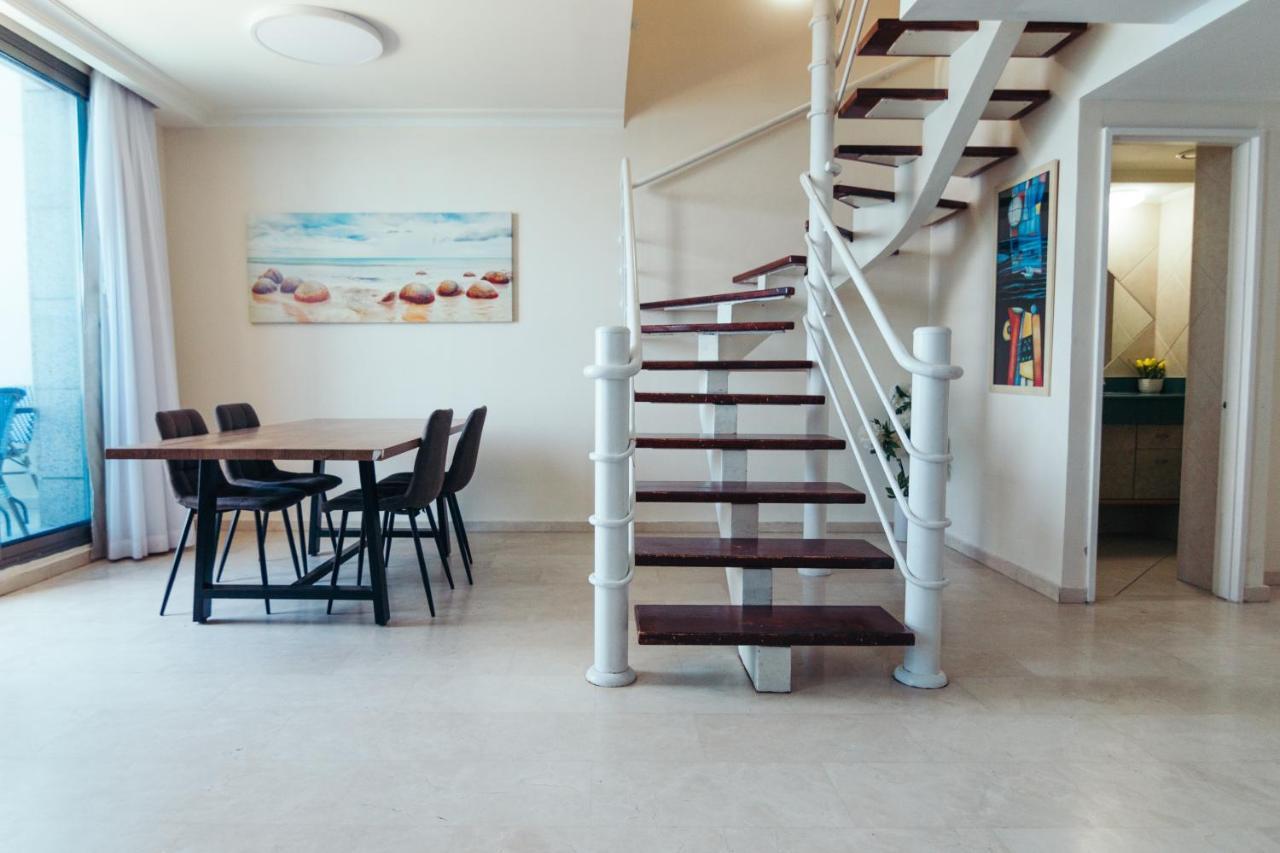 Almog Beach Apartments מגדלי חוף הכרמל חיפה Esterno foto
