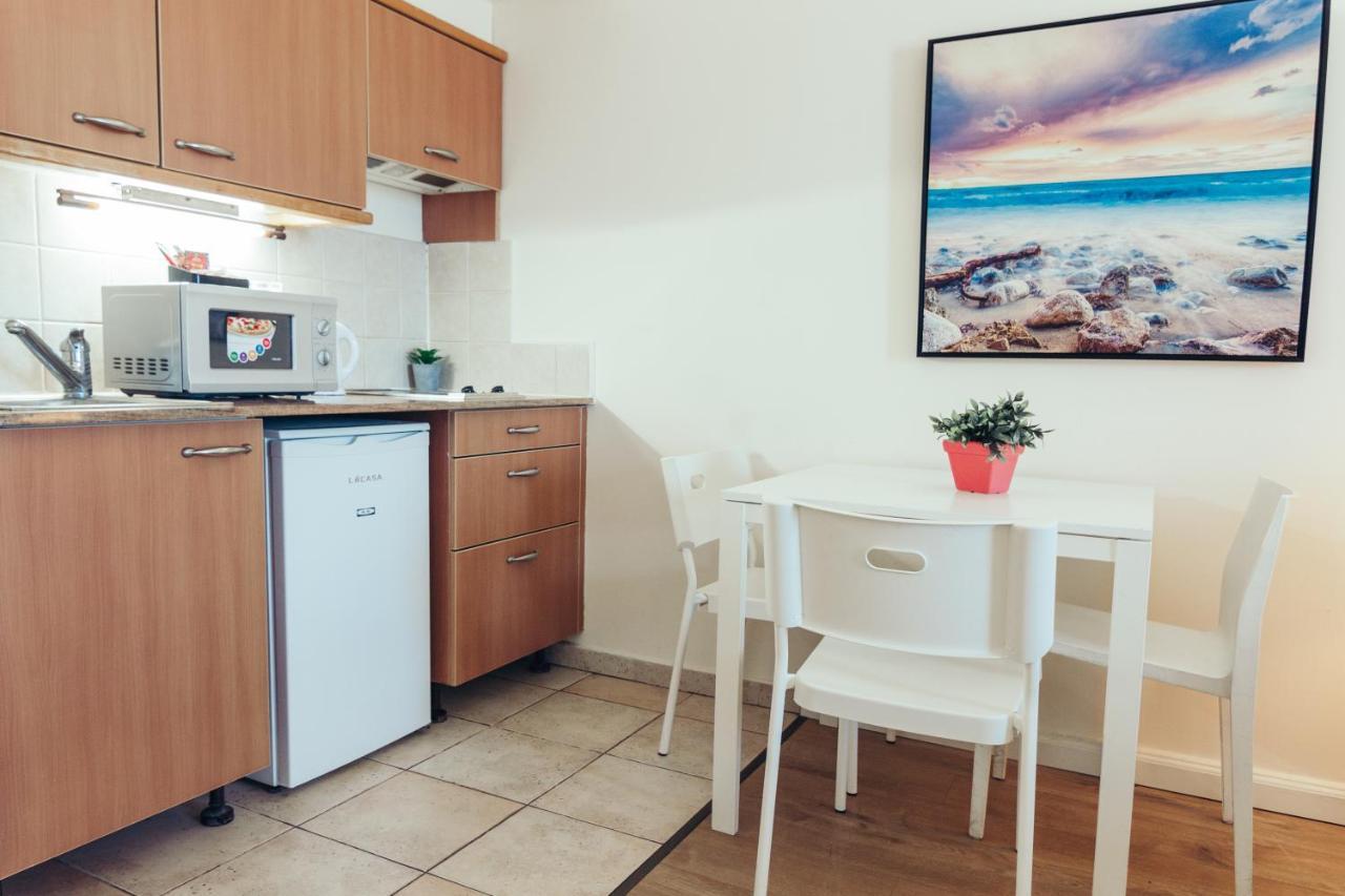 Almog Beach Apartments מגדלי חוף הכרמל חיפה Esterno foto