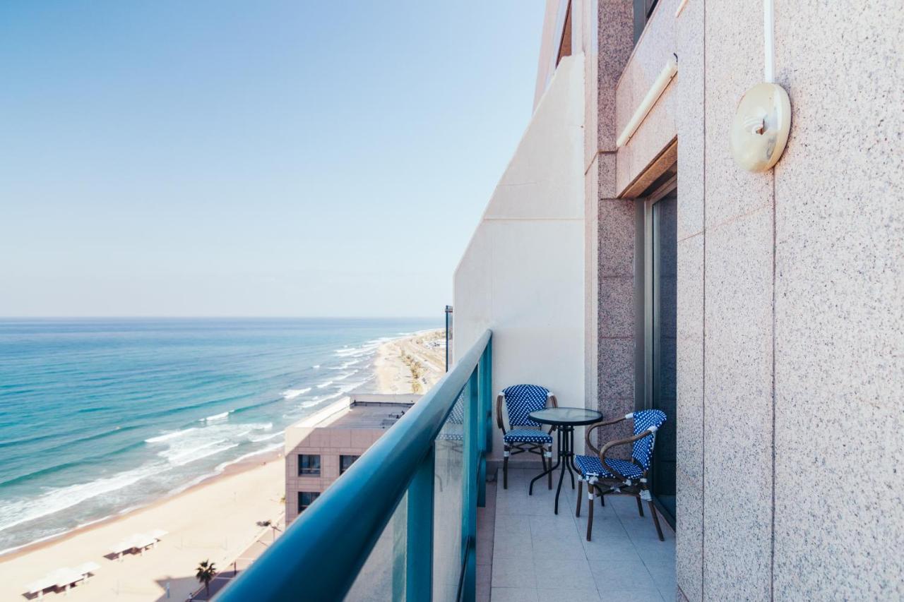 Almog Beach Apartments מגדלי חוף הכרמל חיפה Esterno foto
