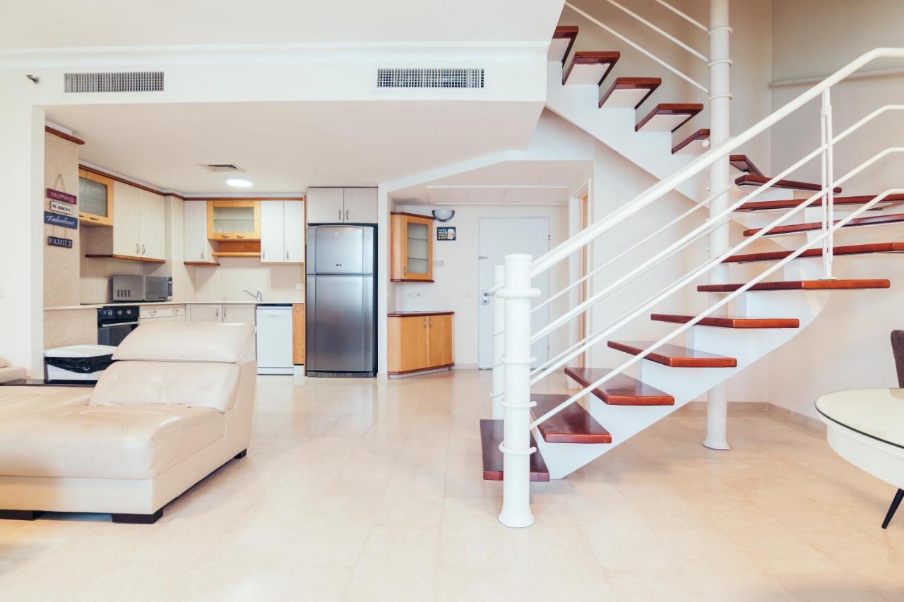 Almog Beach Apartments מגדלי חוף הכרמל חיפה Esterno foto