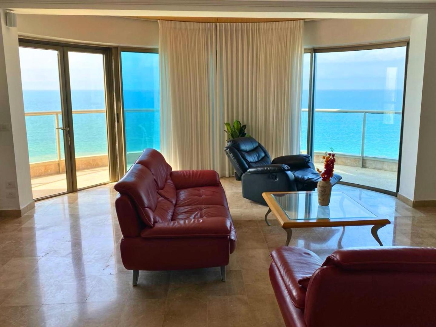 Almog Beach Apartments מגדלי חוף הכרמל חיפה Esterno foto