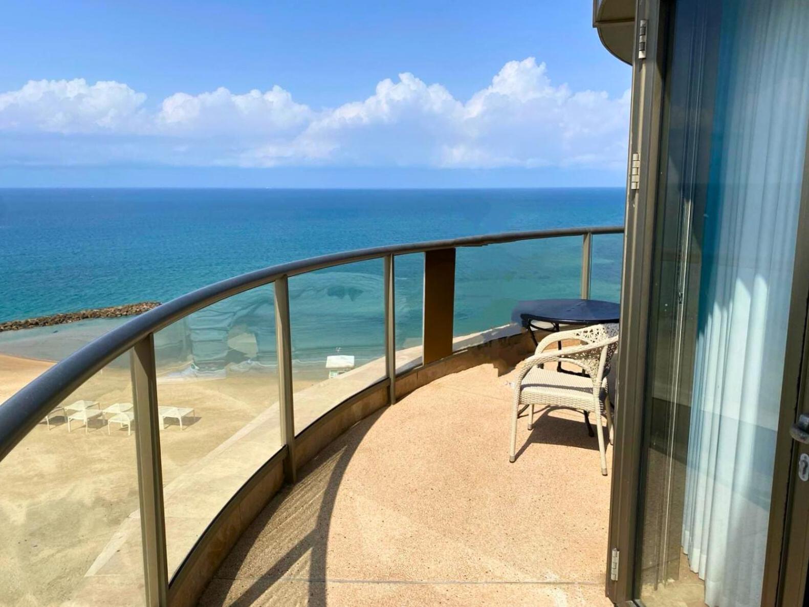 Almog Beach Apartments מגדלי חוף הכרמל חיפה Esterno foto