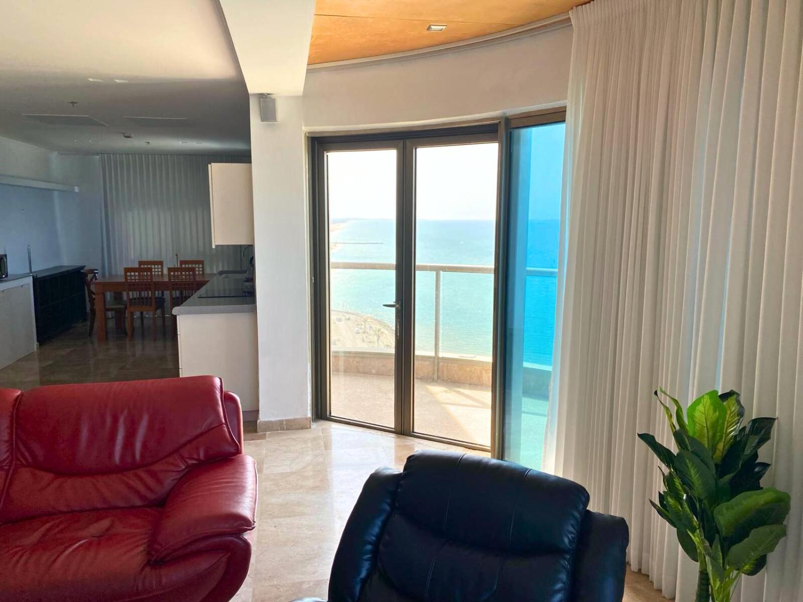 Almog Beach Apartments מגדלי חוף הכרמל חיפה Esterno foto
