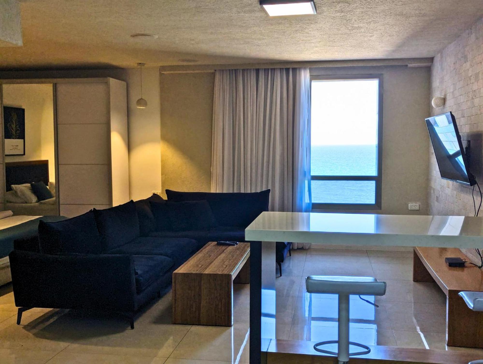 Almog Beach Apartments מגדלי חוף הכרמל חיפה Esterno foto