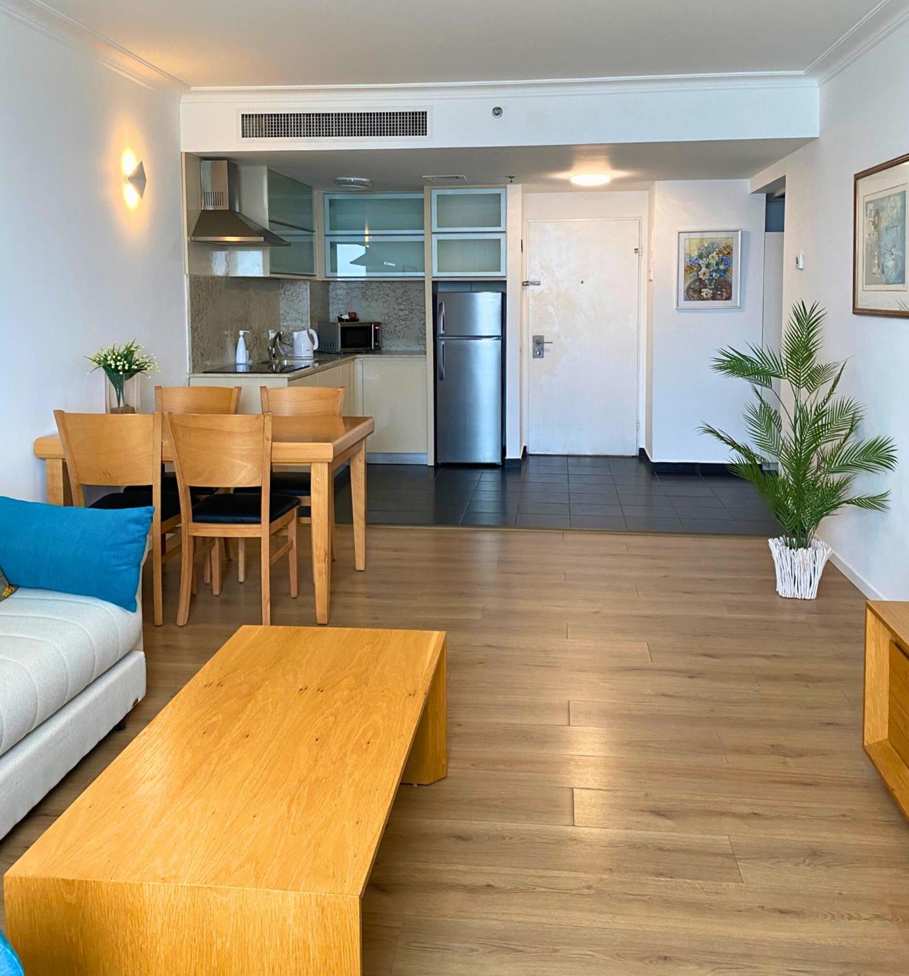 Almog Beach Apartments מגדלי חוף הכרמל חיפה Esterno foto