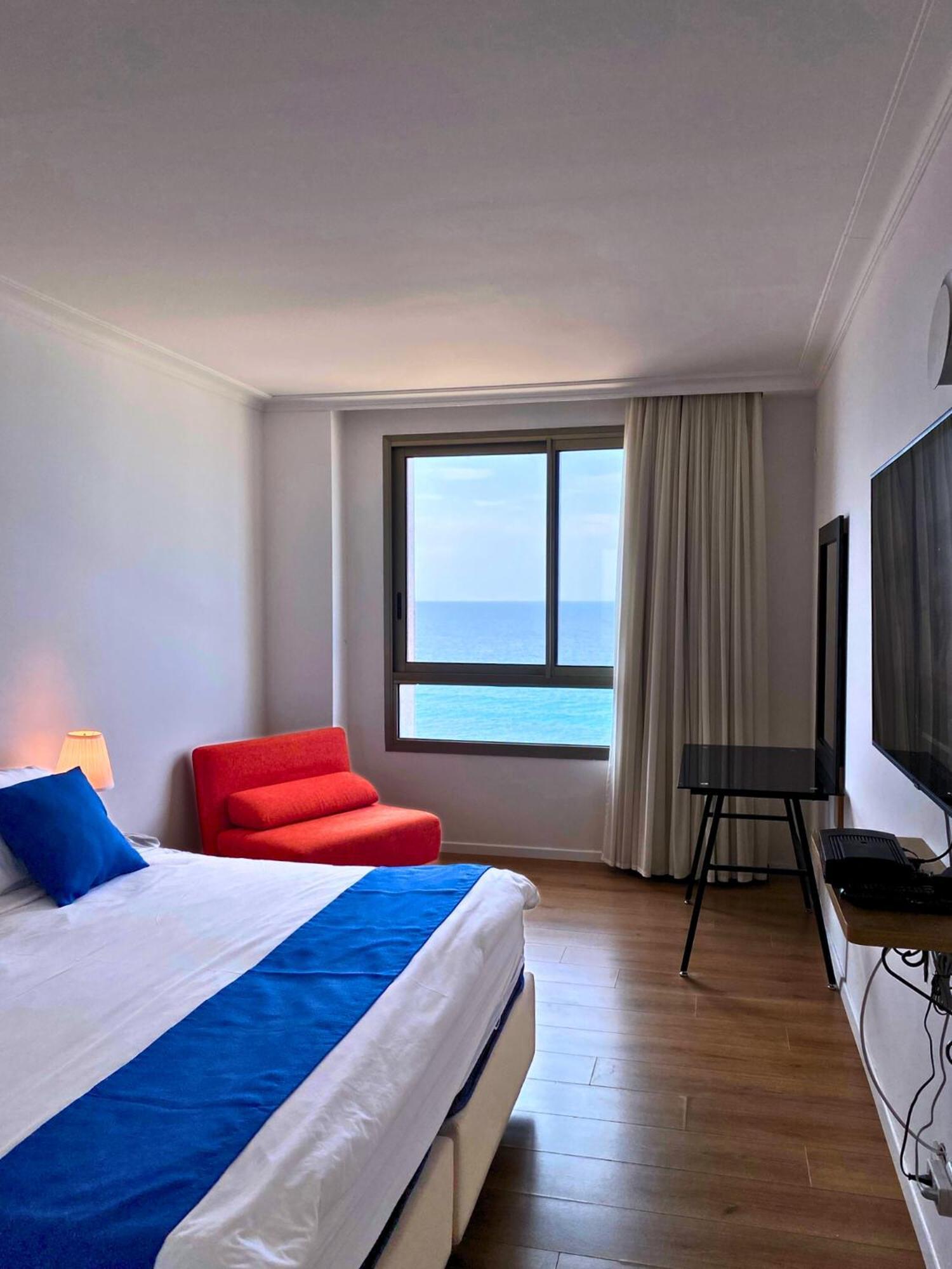 Almog Beach Apartments מגדלי חוף הכרמל חיפה Esterno foto